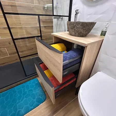 Climatisé Et Spacieux Avec Terrasse Et Vue Sur Le Port Capacité 6 Personnes * Agde